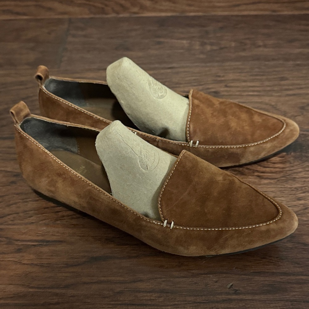 White Mountain Tan Suede Loafers Pointed Toe Flats Women’s Shoes size 8.5 - Picture 2 of 9